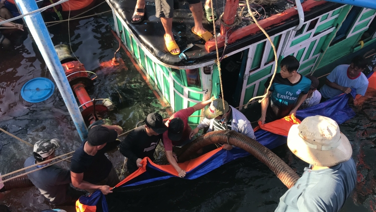 Cận cảnh trục vớt tàu cá bị chìm trên vùng biển Cửa Đại