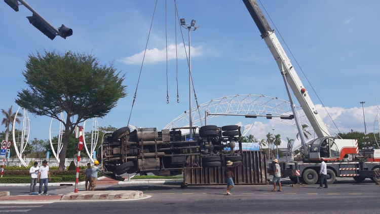 da nang xe dau keo bi lat nghieng tren giao lo giua buoi trua