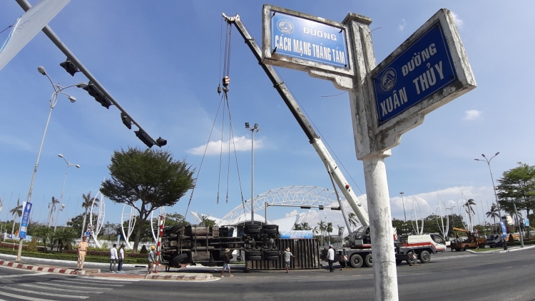 da nang xe dau keo bi lat nghieng tren giao lo giua buoi trua