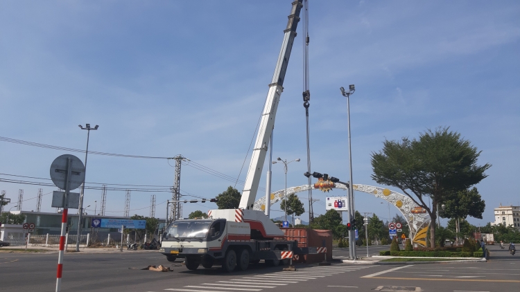 da nang xe dau keo bi lat nghieng tren giao lo giua buoi trua