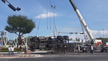 Đà Nẵng:  Xe đầu kéo bị lật nghiêng trên giao lộ giữa buổi trưa