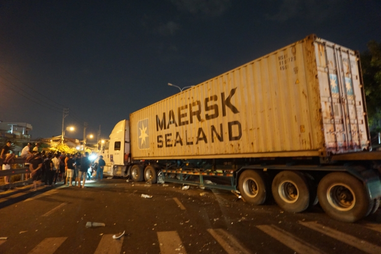 Xe container mất lái lao qua dải phân cách, bé trai 4 tuổi chết thảm