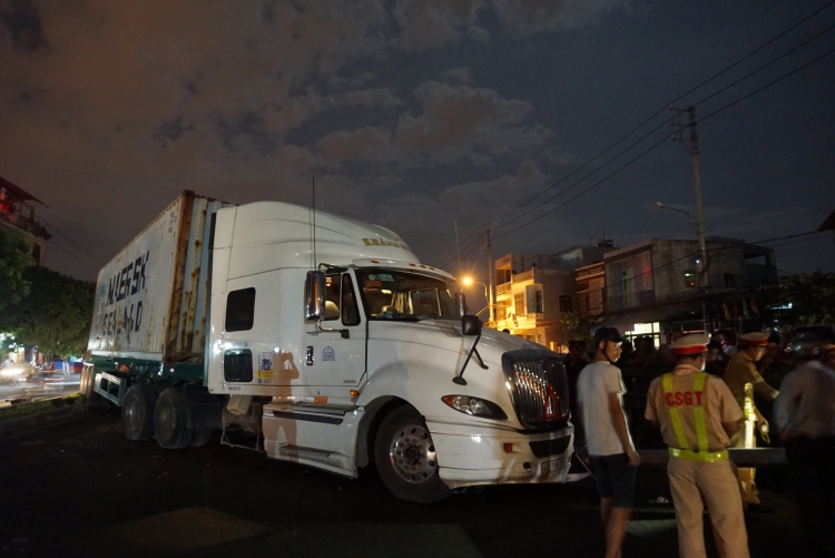 da nang xe container mat lai lao qua dai phan cach be trai 4 tuoi chet tham