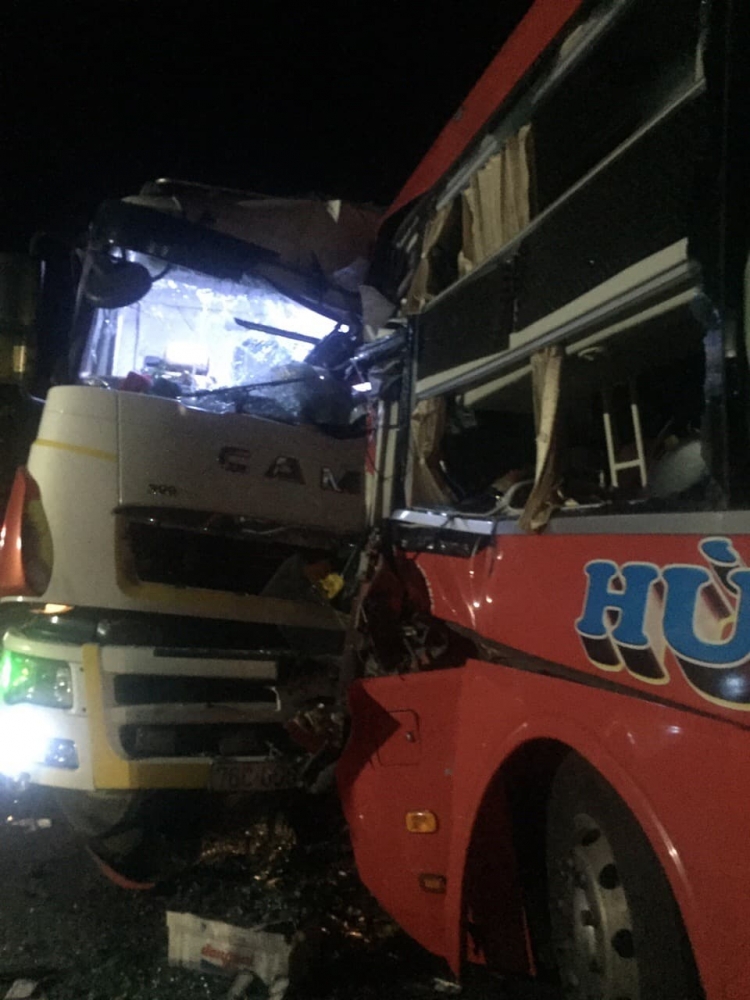 Xe khách đối đầu xe tải tại đường tránh Nam Hải Vân, một tài xế tử vong