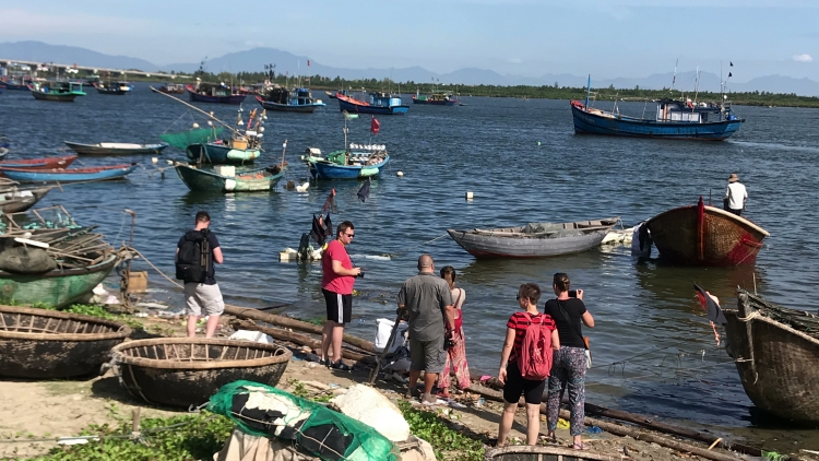 dat bat ngo sut lun luc nua dem nguoi dan quang nam tuong dong dat