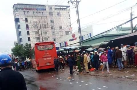 Gia Lai: Xe khách lao thẳng vào đám đông,  ít nhất 3 người tử vong