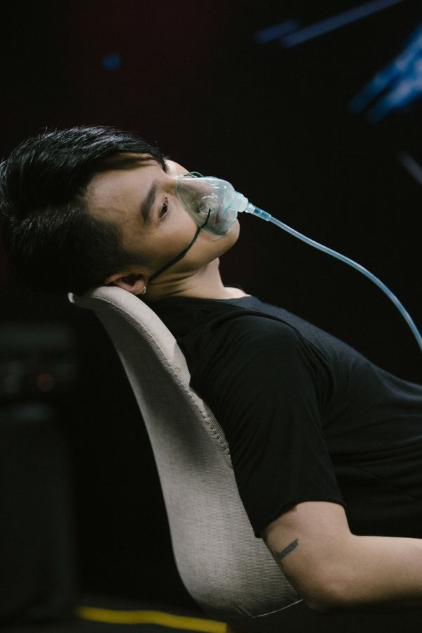 Biểu diễn liên tục 8 ca khúc giọng ca "Lạc Trôi" phải nhờ đến bình thở oxy