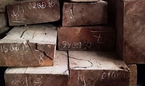 quang nam bat giu xe o to cho 5 m3 go khong ro nguon goc