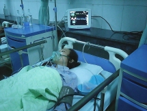 Cứu sống bệnh nhân ruột tự chui qua một lỗ nhỏ