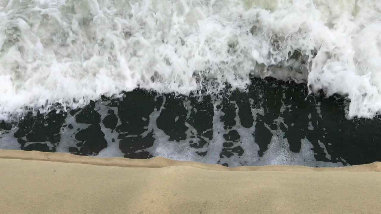 Bờ biển đẹp nhất hành tinh tiếp tục bị sóng uy hiếp