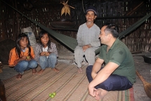 Đầu năm học, thầy cô đến từng nhà vận động học sinh đến trường