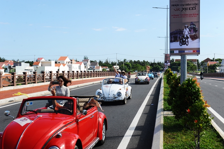 man nhan voi dan xe co khung dieu hanh tren duong pho hoi an