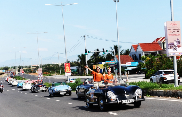 man nhan voi dan xe co khung dieu hanh tren duong pho hoi an