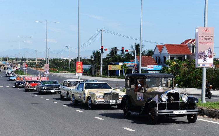 man nhan voi dan xe co khung dieu hanh tren duong pho hoi an