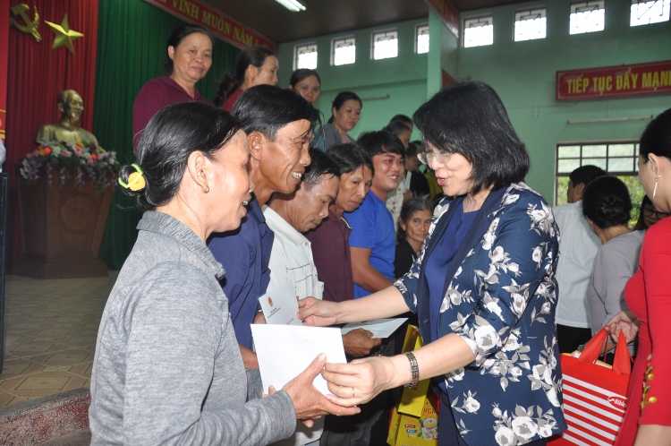 hang nghin suat qua va den long cho thieu nhi quang nam vui trung thu