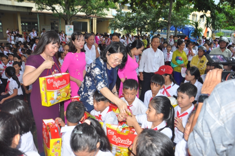 hang nghin suat qua va den long cho thieu nhi quang nam vui trung thu