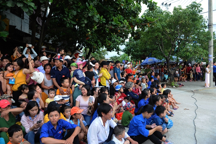 hang nghin suat qua va den long cho thieu nhi quang nam vui trung thu