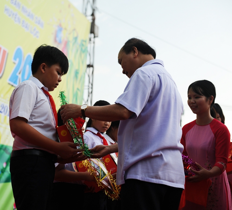 hang nghin suat qua va den long cho thieu nhi quang nam vui trung thu