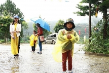 Đôi mắt trong veo lạ lẫm nhìn các thầy cô và bạn bè trong ngày khai giảng muộn