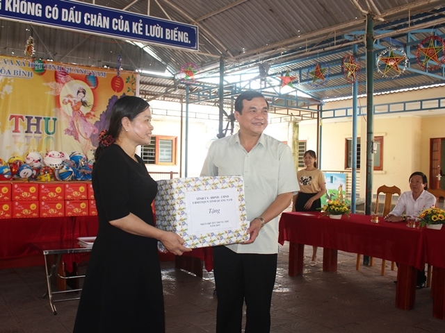 bi thu quang nam tang qua trung thu cho tre em lang hoa binh