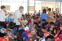 Bí thư Quảng Nam tặng quà Trung thu cho trẻ em Làng Hòa Bình