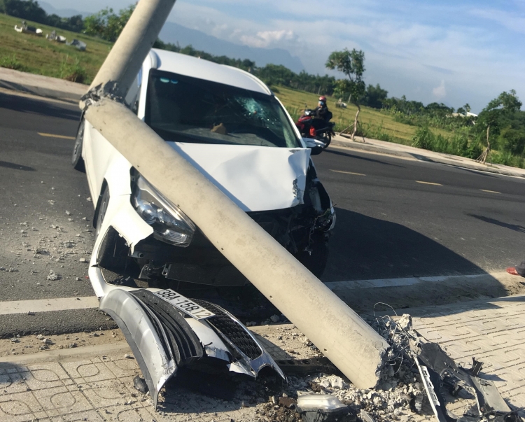 quang nam xe o to bat ngo dam gay doi cot dien ben duong