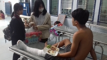 Trên đường đi học về, một học sinh ở Kon Tum bị chém trọng thương