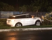 da nang xe range rover bat ngo bay len giai phan cach tong gay tru den chieu sang