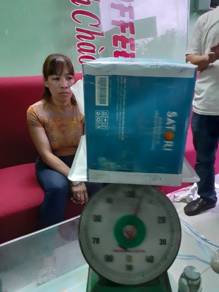 Bắt nóng một phụ nữ vận chuyển 4,5 kg và hơn 3.000 viên ma túy tổng hợp