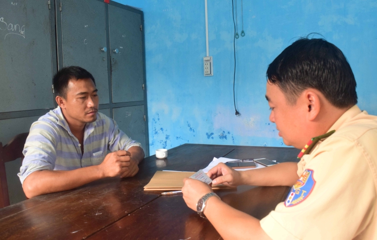 Huế: Bắt quả tang ô tô vận chuyển hơn 26.000 gói thuốc lá lậu