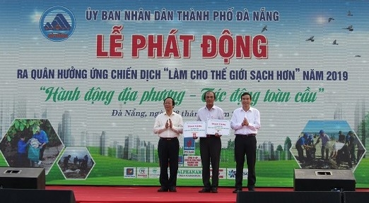 lam cho the gioi sach hon bang hanh dong cu the chu khong phai chi ho hao