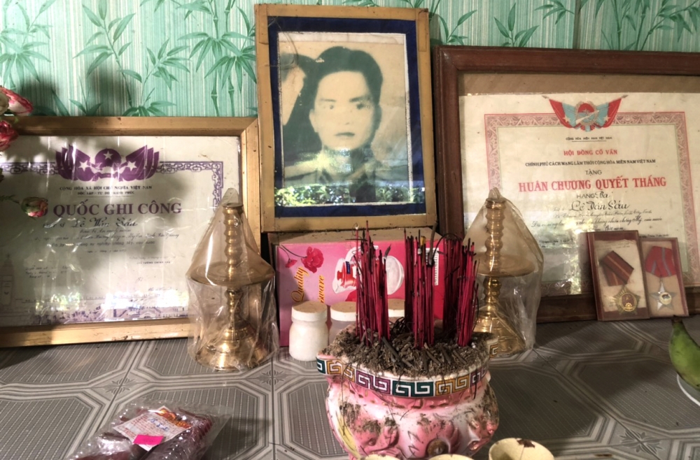 Bàn thờ của Liệt sĩ Lê Văn Sáu (cha ruột bà Hà) 4509 ban tho ls le van sau