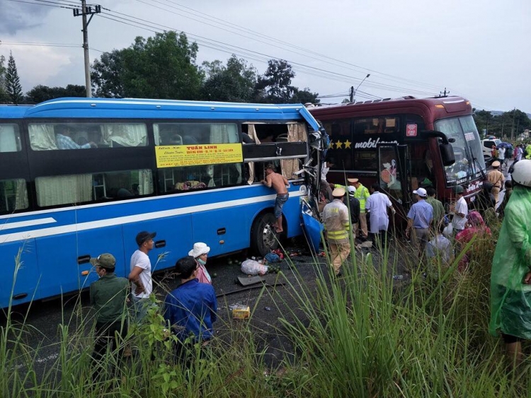 Kon Tum: Hai xe khách tông nhau trực diện, 7 người bị thương