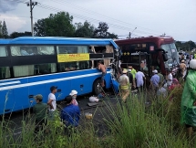 kon tum hai xe khach tong nhau truc dien 7 nguoi bi thuong