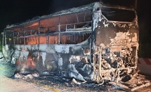 xe khach cua nha xe tuan loi bi thieu rui tren duong ho chi minh