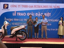 Một khách hàng ở Hội An trúng giải đặc biệt chương trình khuyến mãi của Petrolimex