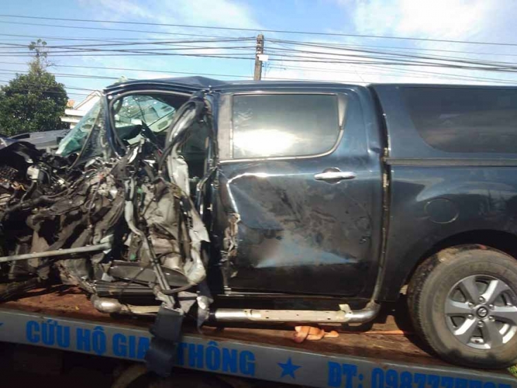 Va chạm giữa xe khách và xe bán tải trên Quốc lộ 14 khiến tài xế gãy chân