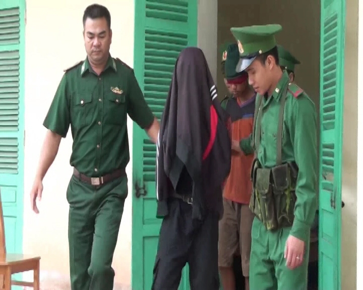 clip bat 2 doi tuong nguoi lao trong duong day van chuyen ma tuy khung