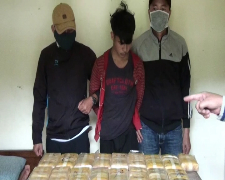 clip bat 2 doi tuong nguoi lao trong duong day van chuyen ma tuy khung