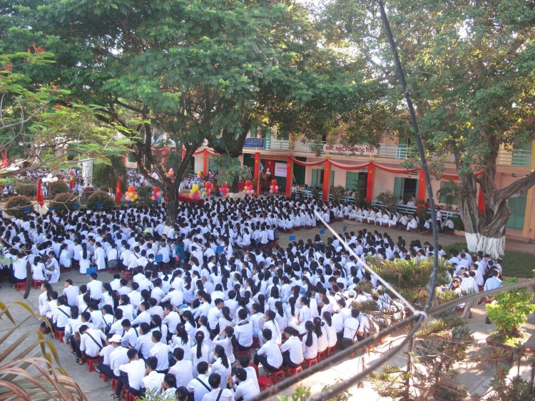 quang nam tuyen dung 146 vien chuc giao vien thpt