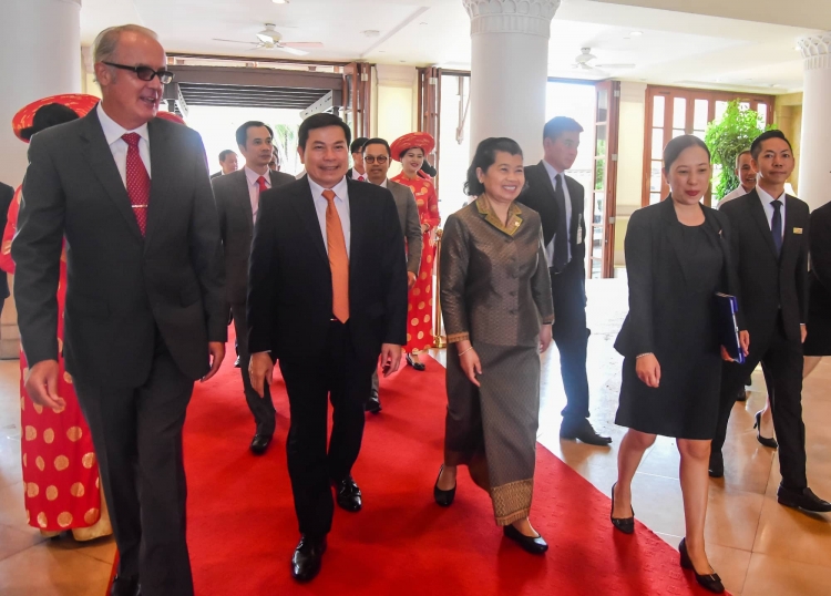 cambodia angkor air se khai truong duong bay phnom penh da nang