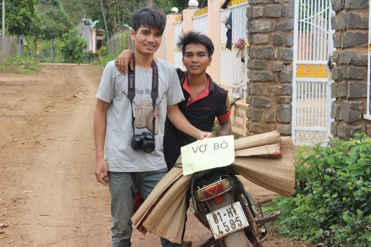 Những chàng trai trẻ Jrai thu nhập “khủng” từ Youtube