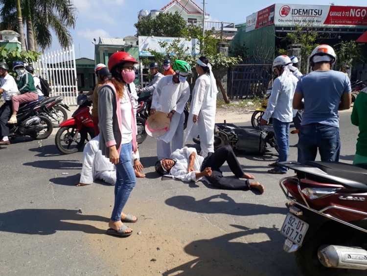 Quảng Nam: Xe tải lao vào đoàn người đưa tang ở Điện Bàn 3 người bị thương quang nam xe tai lao vao doan nguoi dua tang o dien ban 3 nguoi bi thuong