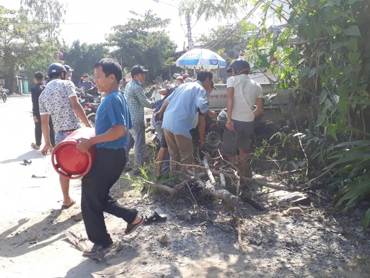 Quảng Nam: Xe tải lao vào đoàn người đưa tang ở Điện Bàn 3 người bị thương quang nam xe tai lao vao doan nguoi dua tang o dien ban 3 nguoi bi thuong