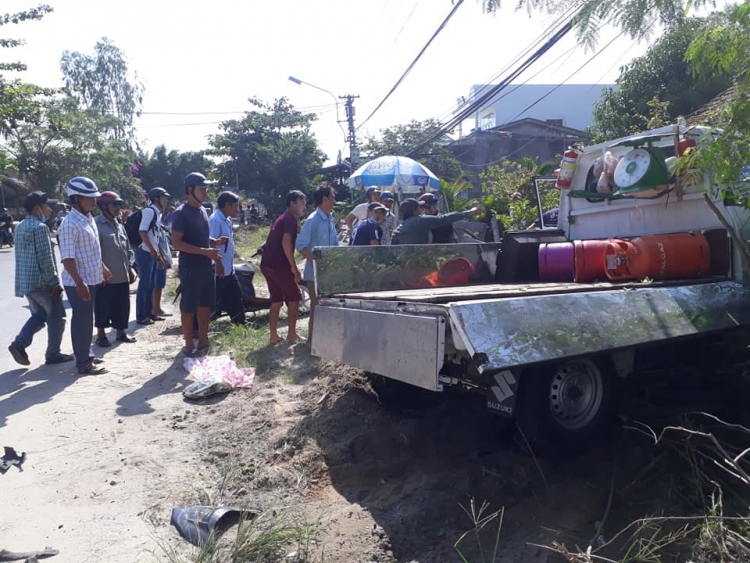 Quảng Nam: Xe tải lao vào đoàn người đưa tang ở Điện Bàn 3 người bị thương quang nam xe tai lao vao doan nguoi dua tang o dien ban 3 nguoi bi thuong