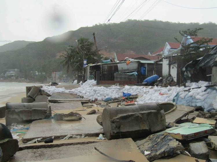 Làng chài ven biển ở Bình Định tan hoang sau khi bão đi qua
