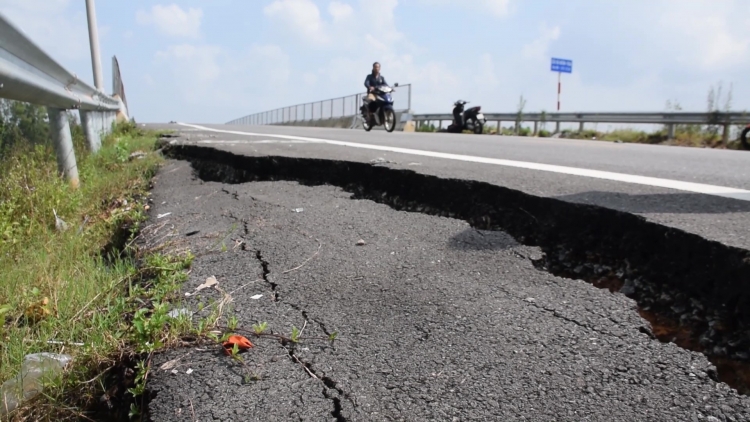 duong dan cao toc da nang quang ngai xuat hien sut lun de doa an toan giao thong