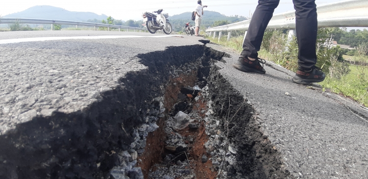 duong dan cao toc da nang quang ngai xuat hien sut lun de doa an toan giao thong