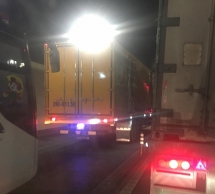 clip 4 xe o to noi duoi nhau chay nguoc chieu trong ham hai van