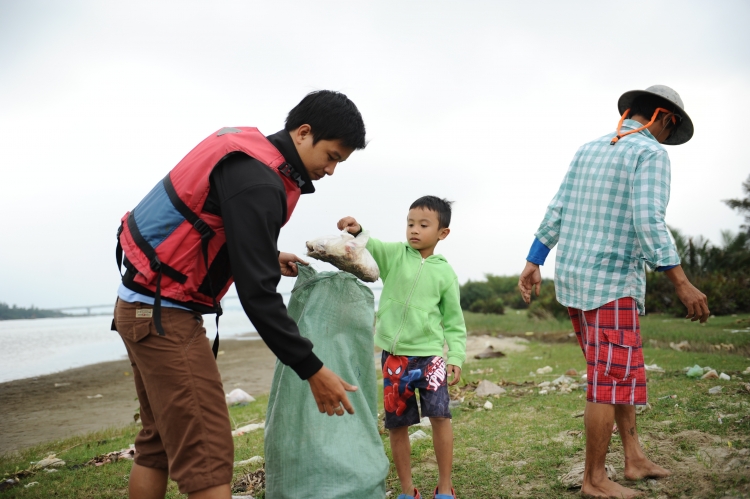 quang nam da nang 25 ngan tan rac thai ra moi ngay khien nhieu nguoi giat minh